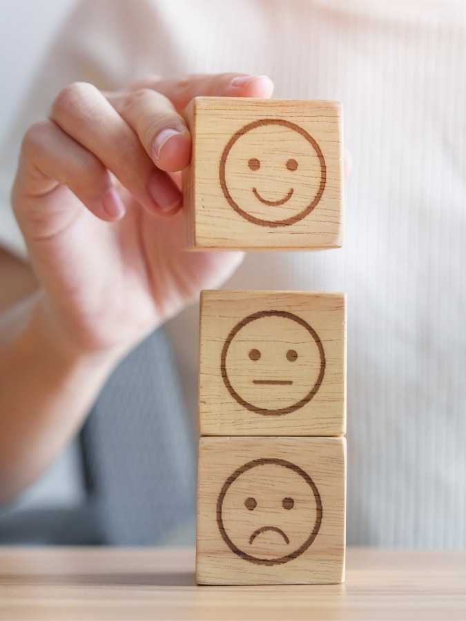 Image représentant un enfant tenant un cœur rouge avec une croix médicale, symbole de prévention et de sensibilisation à la santé. Cette illustration évoque l’importance des actions de prévention, de l’éducation à la santé et de la promotion du bien-être dès le plus jeune âge