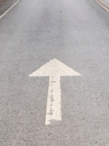 Flèche directionnelle sur une route symbolisant l’accès direct au kinésithérapeute dans le cadre d’une expérimentation en CPTS