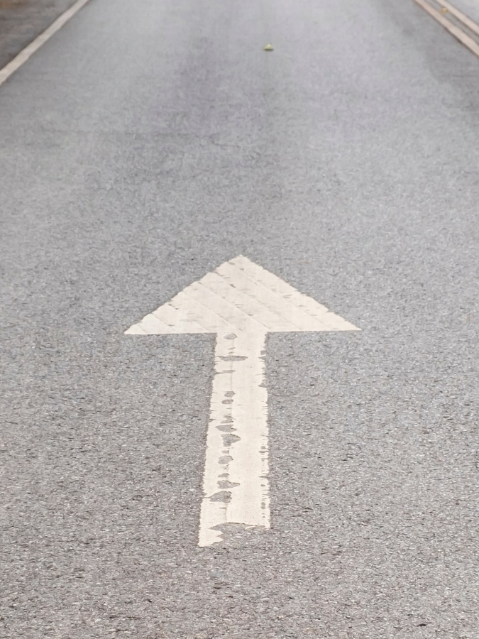 Flèche directionnelle sur une route symbolisant l’accès direct au kinésithérapeute dans le cadre d’une expérimentation en CPTS