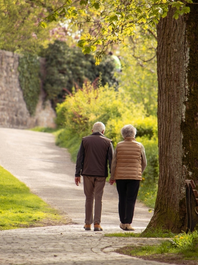 Personnes âgées marchant en extérieur – activité physique et bien vieillir